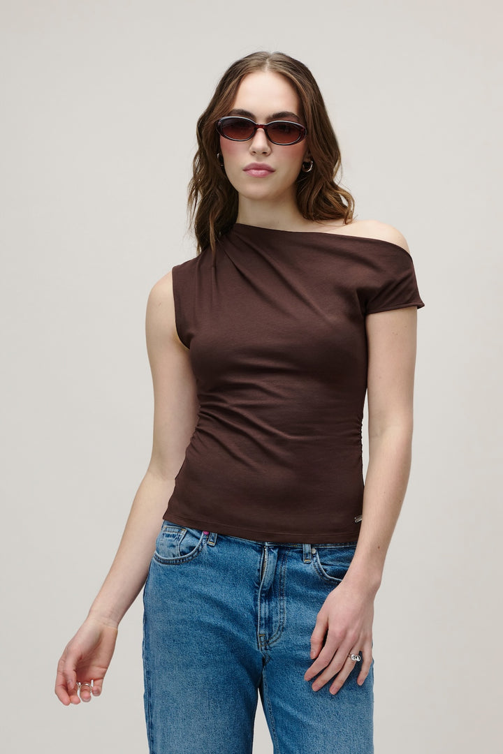 CLEO OFFSHOULDER TOP BROWN