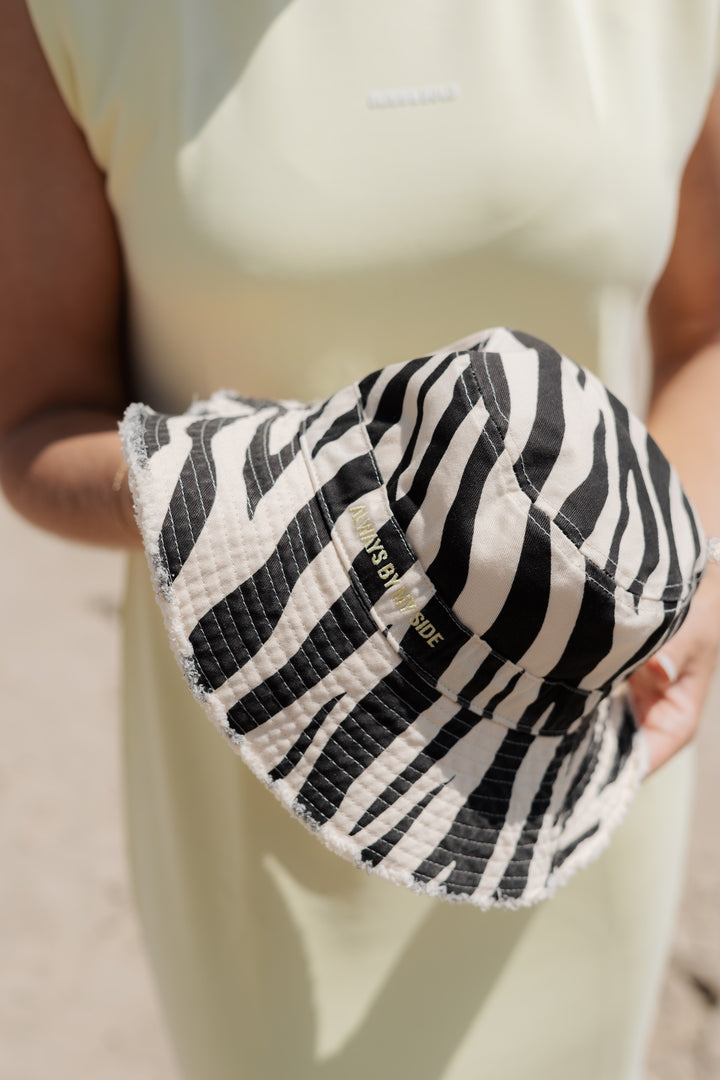 BLISS & BOLD x NELIPIES BUCKET HAT ZEBRA / OFF WHITE WENDEOPTIK